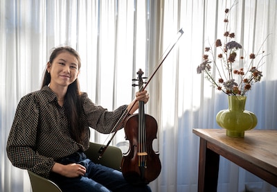 Viooltalent Minori Mori (17) treedt op voor zieke kinderen: ‘Ik hoop dat mijn muziek verbindt’