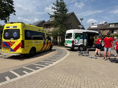 Jonge fietser gewond na botsing met buurtbus in Mook