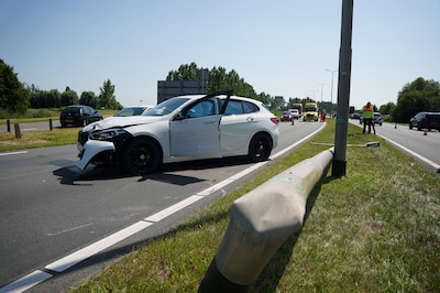 Automobilist rijdt lantaarnpaal uit de grond op N764 bij Kampen