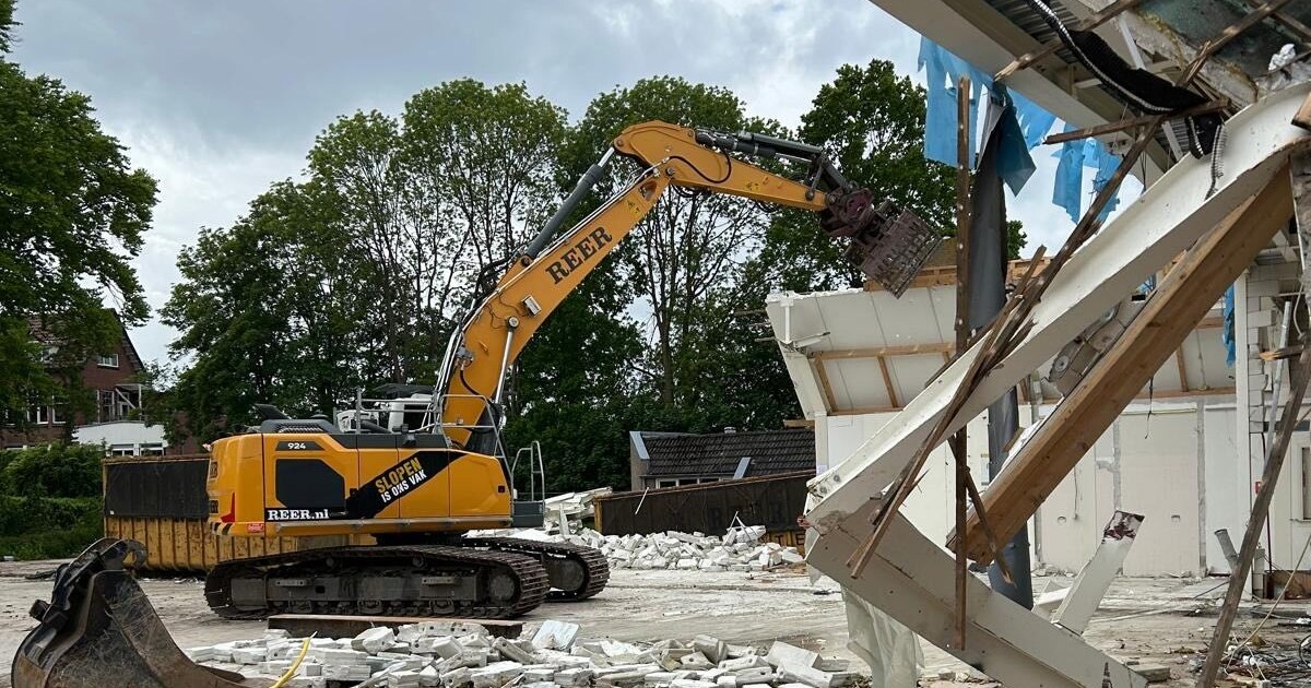 Sloop oude Aldi bij De Helling in Pekela begonnen