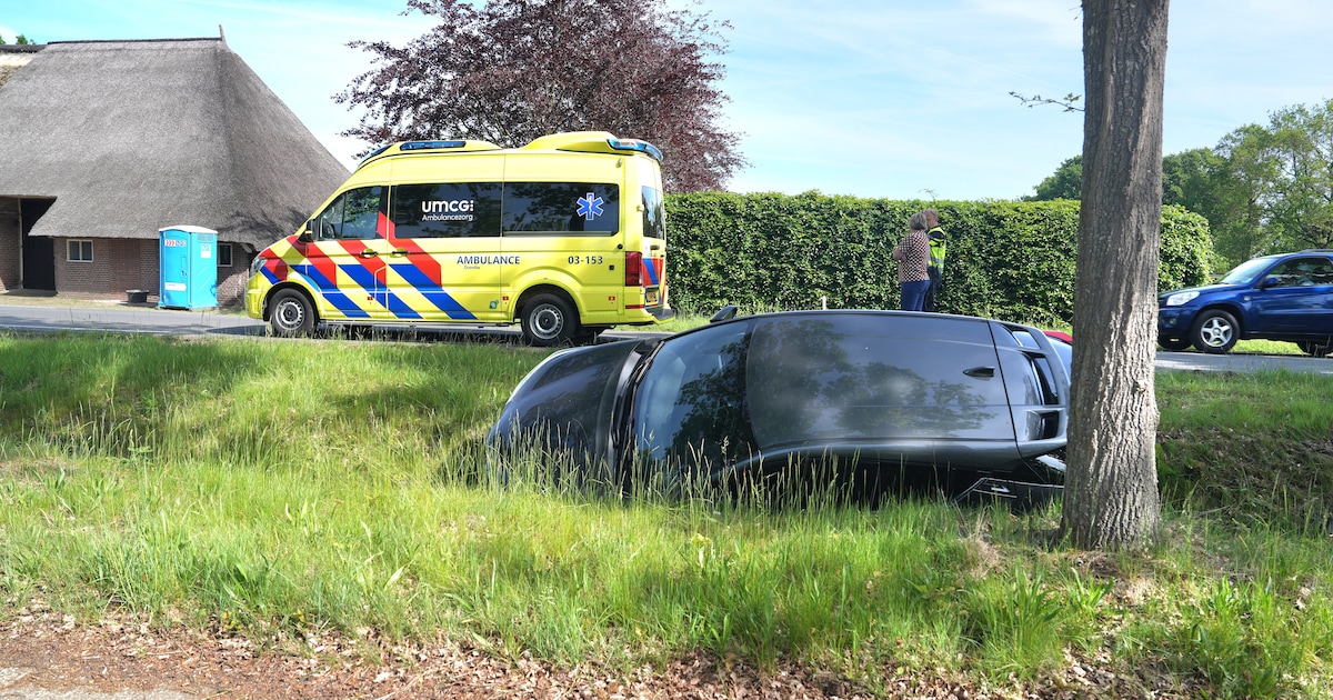 Auto in greppel na eenzijdig ongeval op Ten Darperweg in Wapse