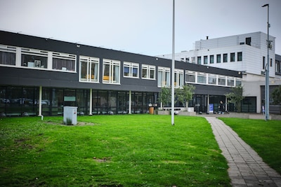 Grote brand in tbs-kliniek de Kijvelanden in Poortugaal, hulpdiensten massaal onderweg