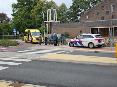 Fietser geschept door auto op rotonde in Bennekom