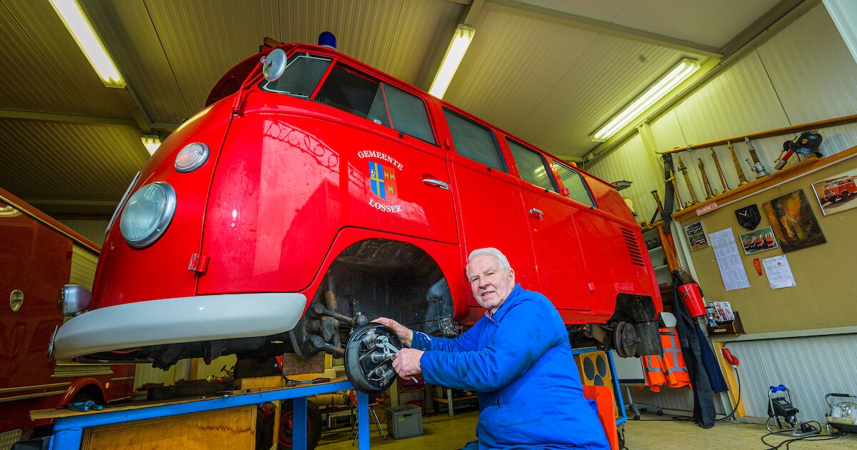 Tachtigjarige Tonnie uit De Lutte sleutelt nog steeds aan ‘zijn’ brandweerbusje: ‘Ik ken elk schroef