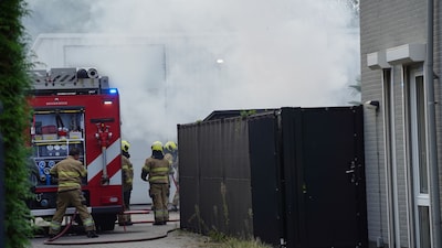 Bestelbus vliegt in brand bij loods in Oss, tijdens blussen komt veel rook vrij