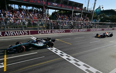 Max Verstappen komt net tekort voor zege in Bakoe, George Russell blijft Nederlander een tiende voor