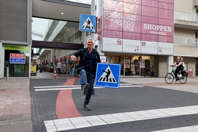Zelfs Chinese tv wilde verkeersbord van Aloys zien: ‘Spijkenisse was het middelpunt van het nieuws’