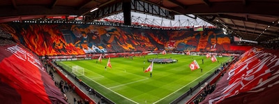 FC Twente schrijft geschiedenis met reuzenspandoek, maar levert geen wereldrecord op
