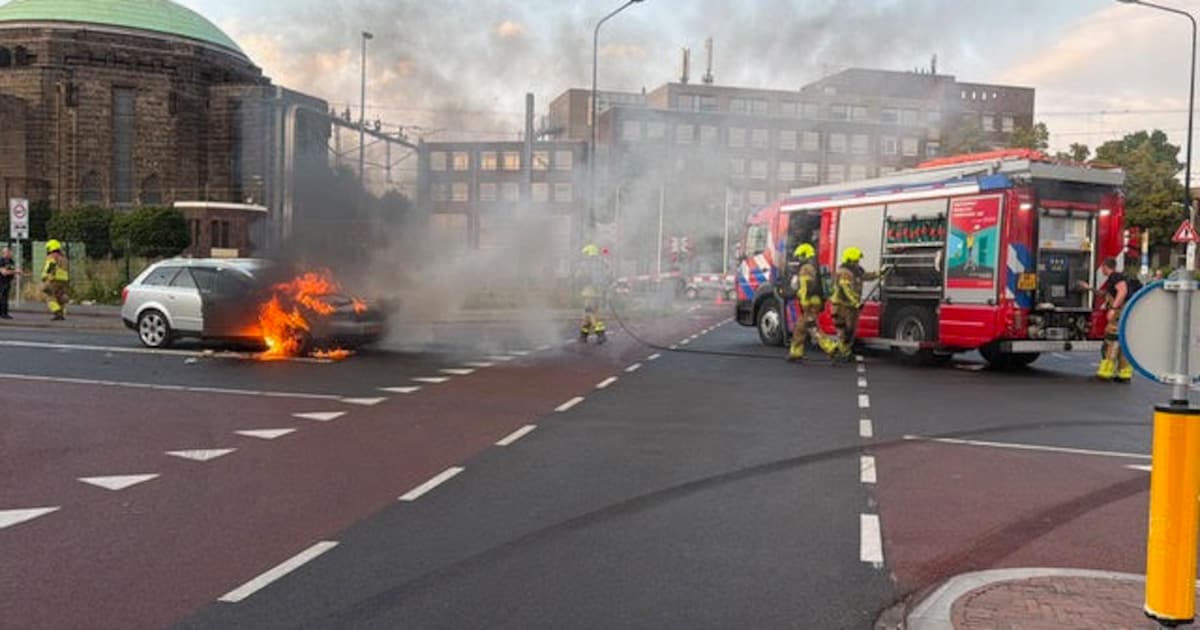 Auto vliegt tijdens het rijden in brand in Maastricht