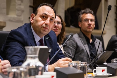 serie-afgekocht-adr-nlbeeld-jg20231220-0001-dordrecht-gemeenteraad-dordrecht-mehmet-safranti-denk-christenunie-sgp-robert-de-heer-eline-nieuwland-van-den-bosse