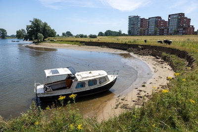 Bootje duikt op bij Maasstrandje en niemand weet van wie het is: jeugd maakte er hangplek van