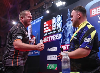 ‘Buitenaardse’ Littler laat Van Duijvenbode kansloos in halve finale World Matchplay: ‘Joh maat, 117 is een beetje overdreven hè’