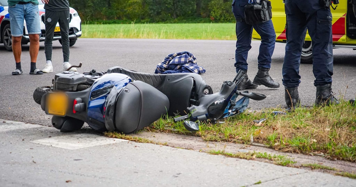 Auto botst tegen scooter op N858 bij Donderen