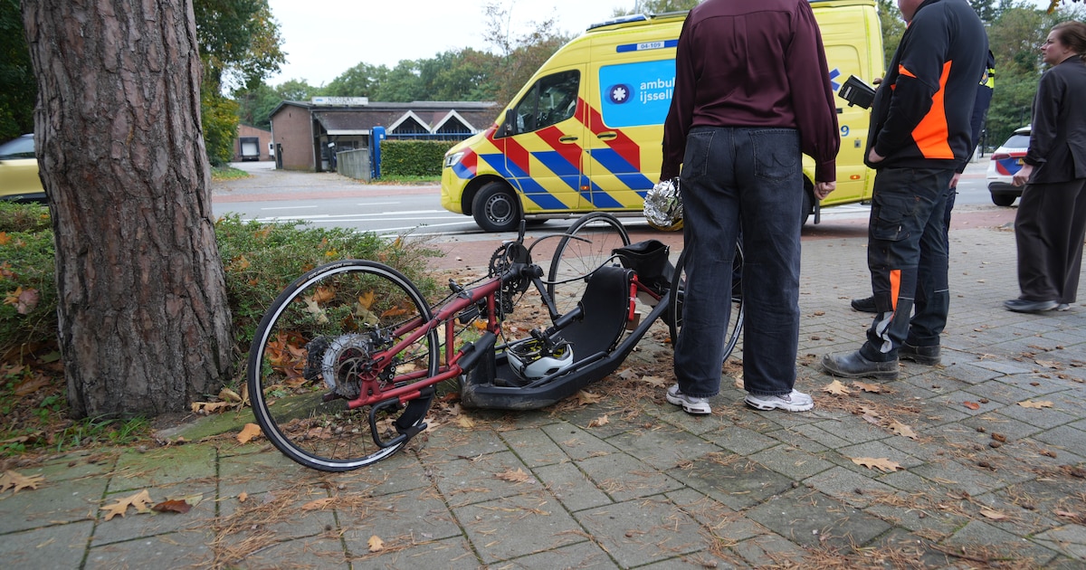 Man op ligfiets gewond bij aanrijding met busje in Wezep