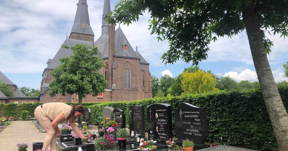 Enkel het bidprentje en wat vage beelden houden de herinnering aan Marita’s broertje Marcel levend