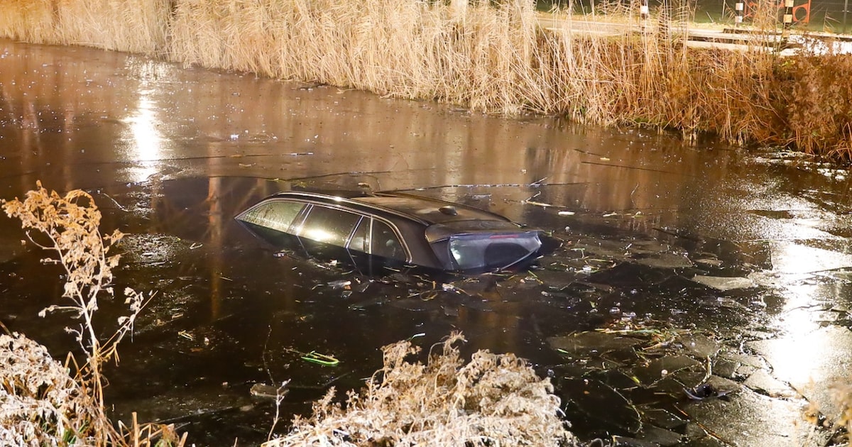 Auto belandt in Gooise vaart in 's-Graveland na botsing: twee personen uit ijskoude water gered