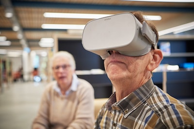 Bibliotheek Bernheze laat bezoekers beginnende dementie ervaren met VR-bril
