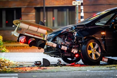 Auto rijdt verkeerslicht omver bij rotonde in Nijmegen-Dukenburg