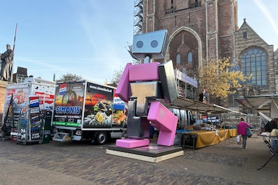 R-r-robot? Hierom staat er een enorme robot op de Markt