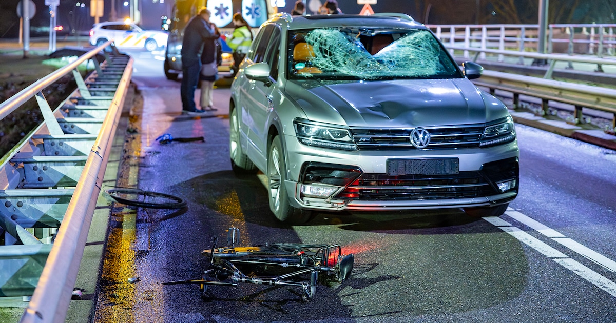 Fietser belandt hard op voorruit van auto bij botsing op de Rijksweg in Velserbroek
