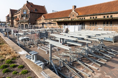 Stationsplein in Deventer plots volgebouwd met fietsenrekken