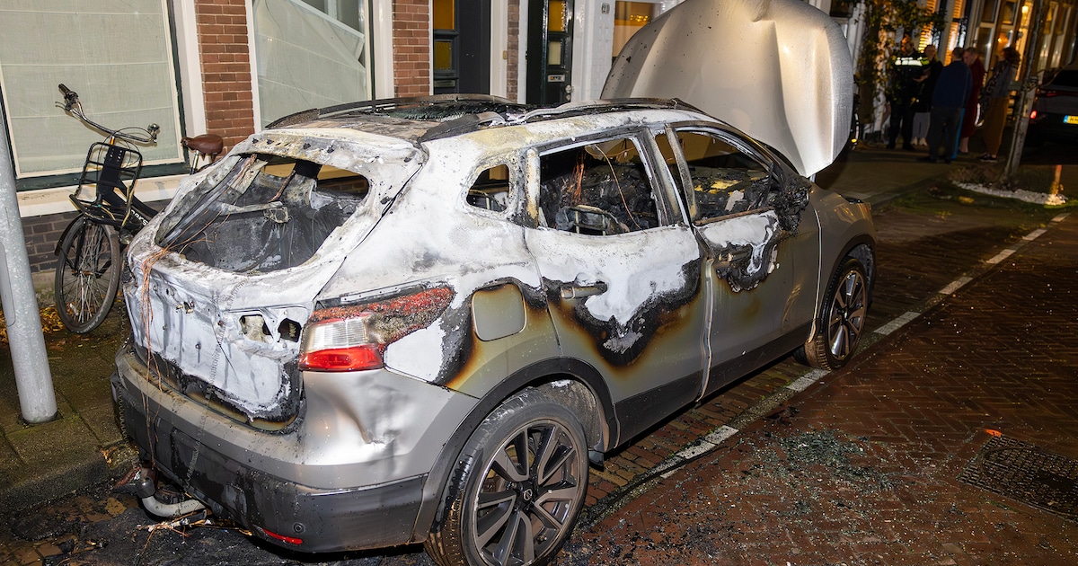 Opnieuw autobrand in Haarlem: auto volledig uitgebrand aan Regulierstraat