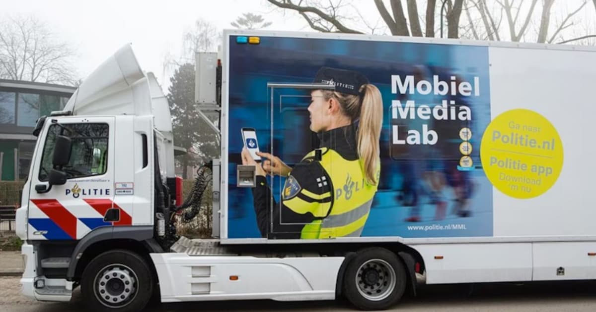 Politie Purmerend geeft voorlichting over online criminaliteit met Mobiel Media Lab