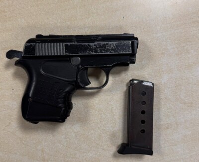 Agenten houden man (20) onder schot in Steensel en ontdekken vuurwapen en lachgas in auto