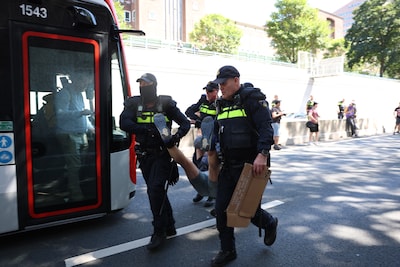 Demonstratie Extinction Rebellion beëindigd, betogers van A12 gehaald en aangehouden