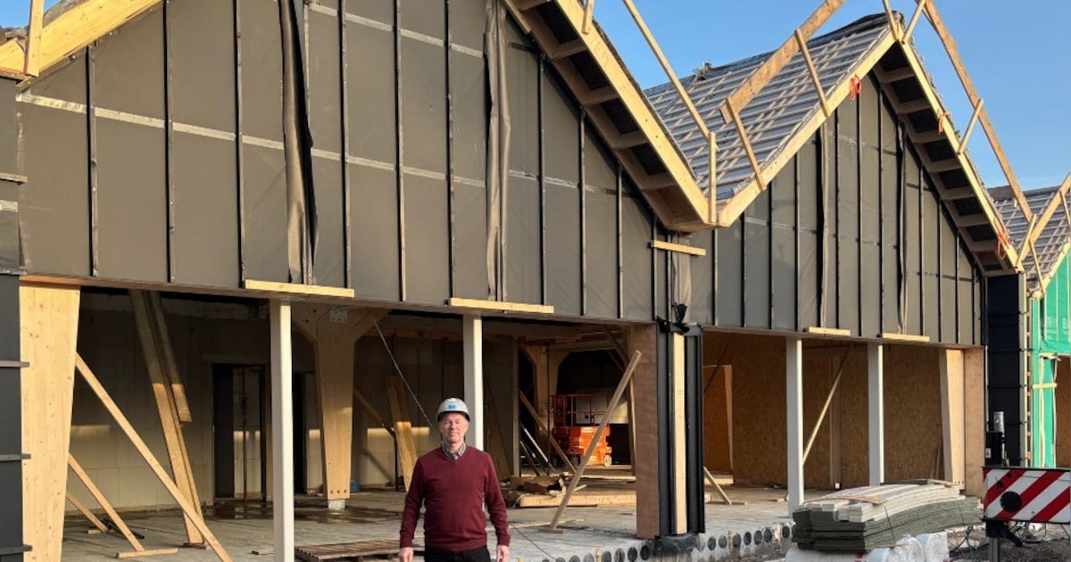 Wethouder Brouwer bezoekt bouw van multifunctioneel pand in Schellinkhout