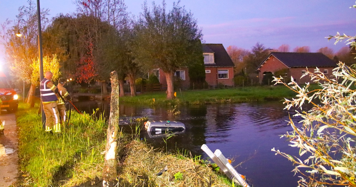 Auto te water aan 's-Gravenweg in Nieuwerkerk aan den IJssel, bestuurder niet aangetroffen