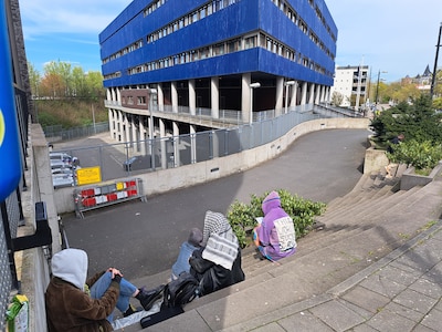 Twee Betuweroute-activisten zitten nog vast: solidariteitsgroep wacht de hele dag bij politiebureau