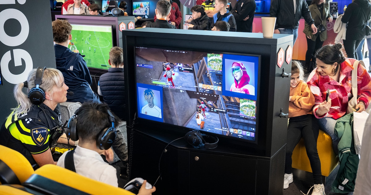 Jeugdagenten in Waddinxveen gamen met jongeren