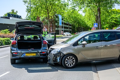 Botsing tussen twee auto’s in Breda, flinke schade maar geen gewonden