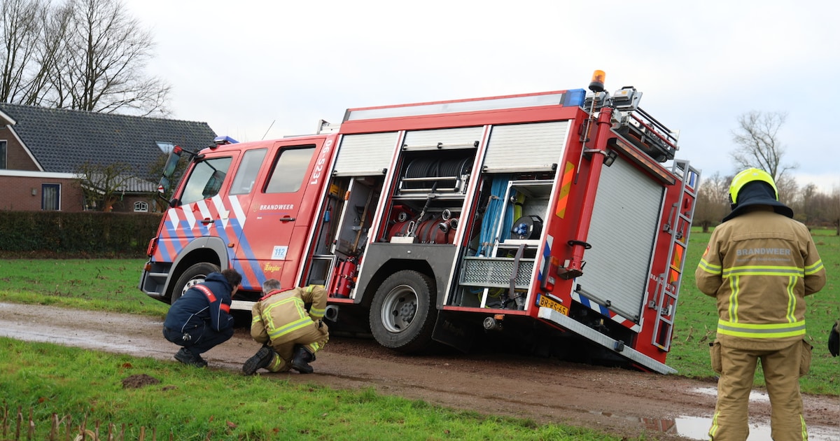 Ongelukkig moment voor brandweerauto tijdens spoedrit: wagen zakt weg in de berm, collega’s schieten