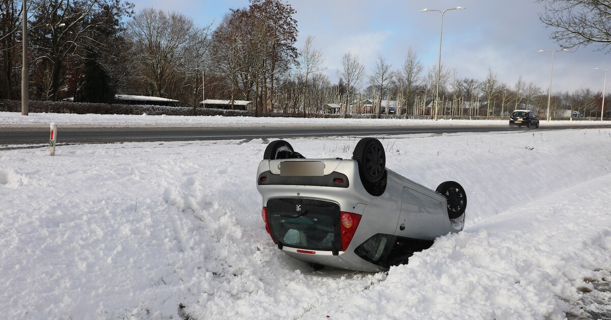 Auto slaat over de kop en beland in greppel in Bennekom