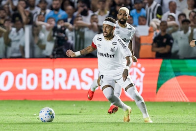 Neymar maakt zich na uitschakeling kwaad om grasmat van eigen club: ‘Wat een waardeloos werk!’