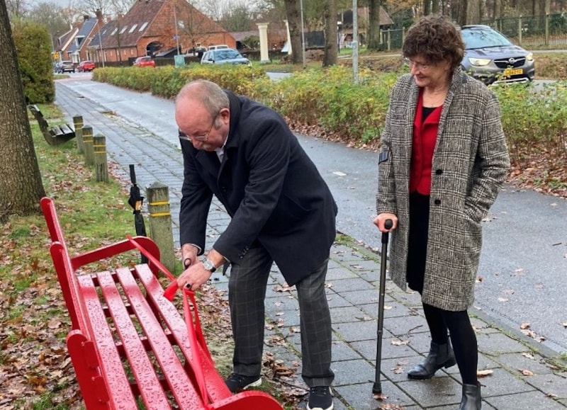 Rood bankje in Roden symbool tegen femicide | Regio | AD.nl