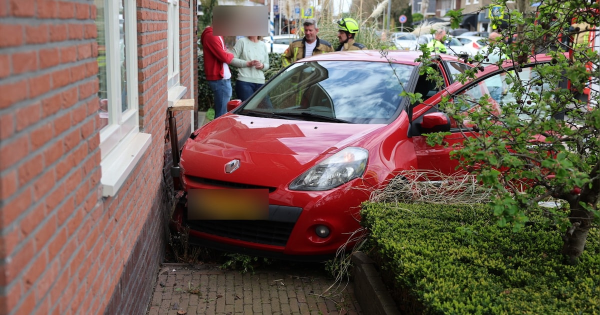 Auto knalt tegen gevel van woning op Zwarteweg in Bennebroek