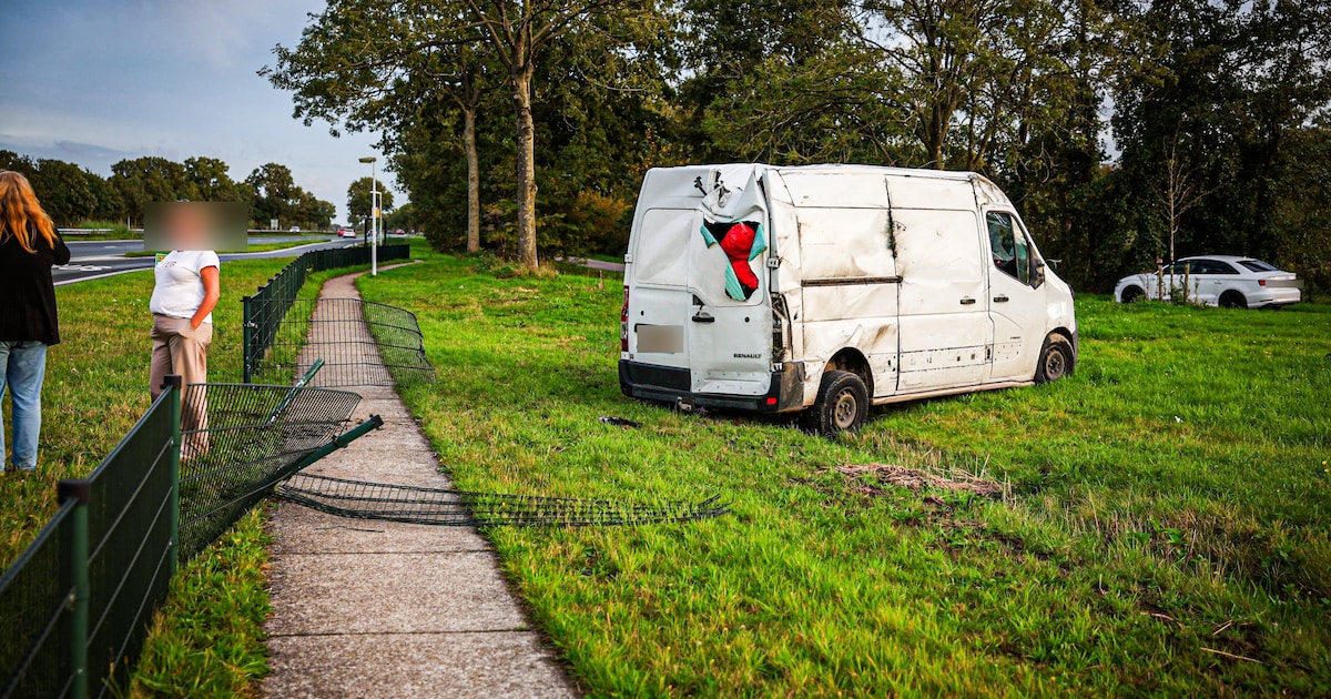 Bestelbus flink beschadigd na ongeval op N356 bij Sumar