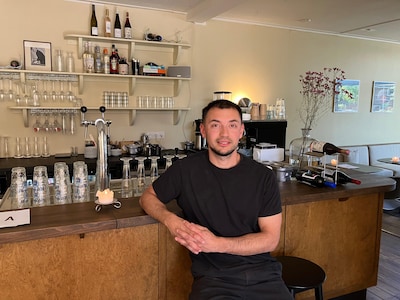 Tijmen opent Buurtcafé Adriaan in Nijmegen-Oost: ‘Een eerbetoon aan mijn opa’