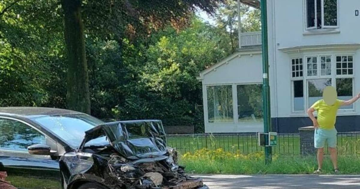 Auto knalt tegen lijnbus op Birkstraat in Soest