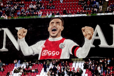 Ajax-fans tonen groot spandoek voor Dusan Tadic, F-Side viert vijftigjarig bestaan