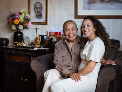 Oma Consuela (69) en kleindochter Yadithy (21) lopen samen feestjes af, en staan de hele avond op de