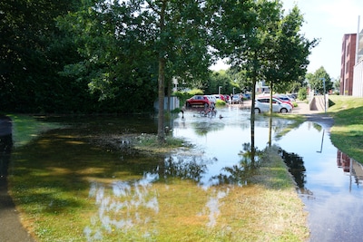 Overlast én waterpret na waterleidingbreuk in Zwolle, parkeerplaats staat blank