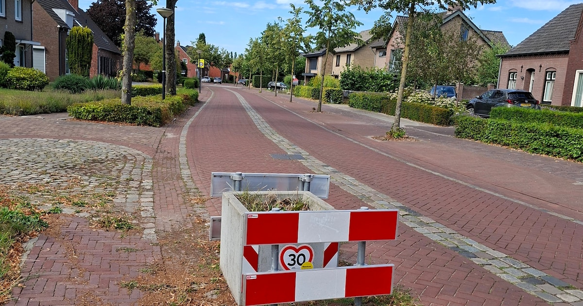 Proef krijgt geen vervolg: betonblokken remmen Reusels verkeer in Lensheuvel niet af
