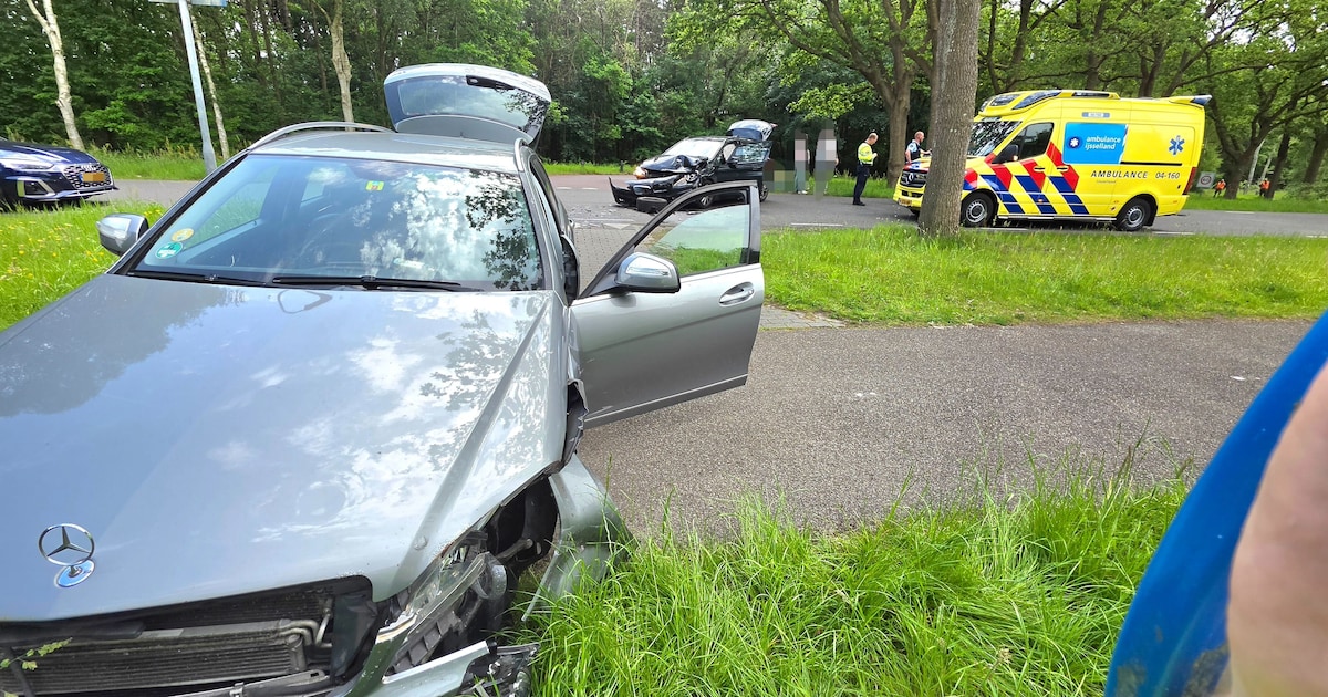 Auto's flink beschadigd na botsing op Uffelterkerkweg in Havelte