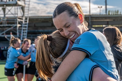 Emoties bij terugkeer hockeyster Lisa na lang blessureleed: ‘Zat in een rolstoel, woonde bij mijn ou