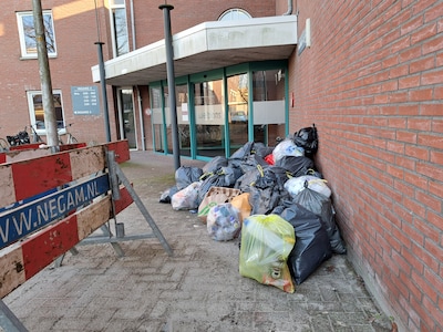 Hengeloërs nog sceptisch over nieuw afvalsysteem: ‘Gedumpt bankstel past niet in de ondergrondse con
