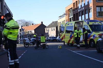 Bestuurder scootmobiel in Almelo gewond na botsing met auto